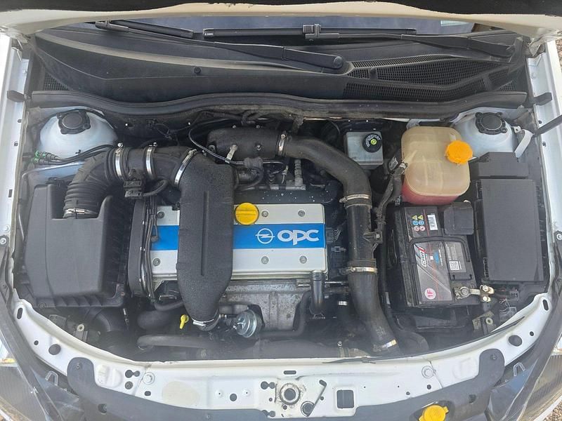 Gebraucht Opel Astra Edition 240 PS (176 kW) 2009 Weiß Coupé