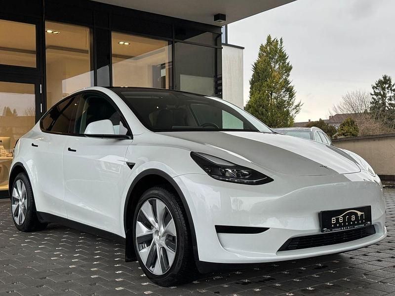 Gebraucht Tesla Model Y Standard Range 219 kW (299 PS) 2023 Pearl white multicoat metallic (metallic) SUV