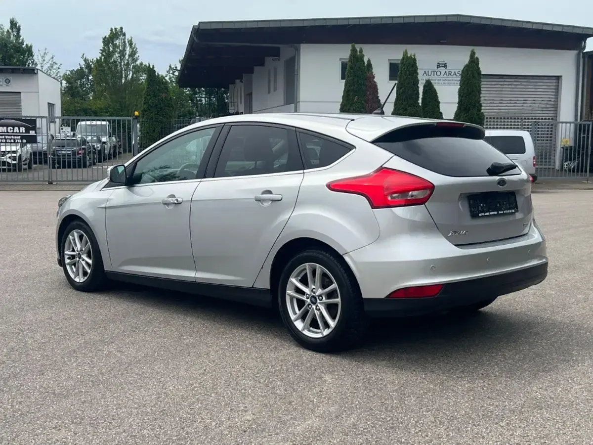 Gebraucht Ford Focus Titanium 125 PS (91 kW) 2017 Silber Limousine