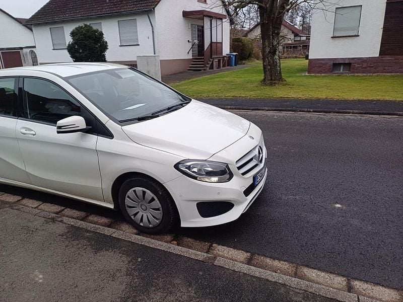 Gebraucht Mercedes B180 109 PS (80 kW) 2017 Weiß Van / Kleinbus