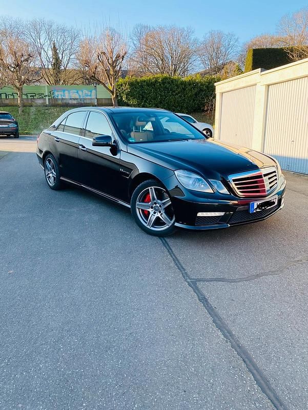 Schwarz Gebraucht 2013 Mercedes E63 AMG AMG Limousine | 38.890 € (Fairer Preis) - Bild 1/4
