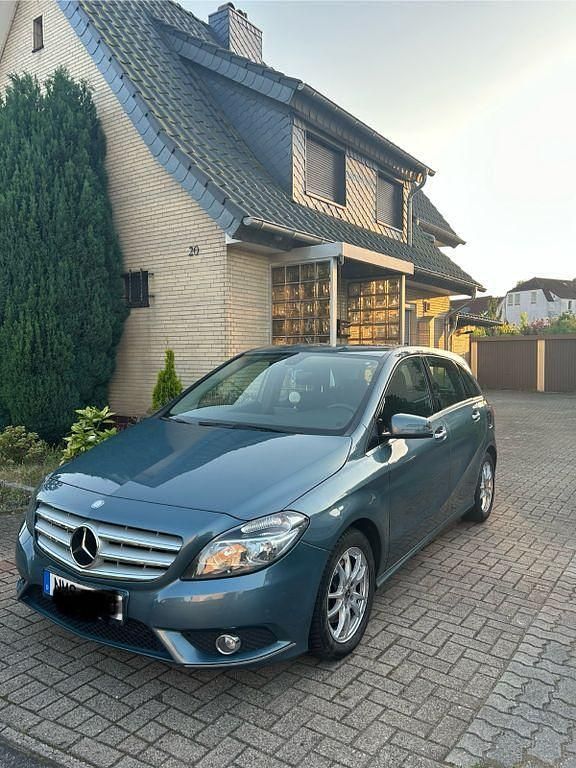 Blau Gebraucht 2012 Mercedes B200 Van / Kleinbus | 10.600 € (Guter Preis) - Bild 1/4
