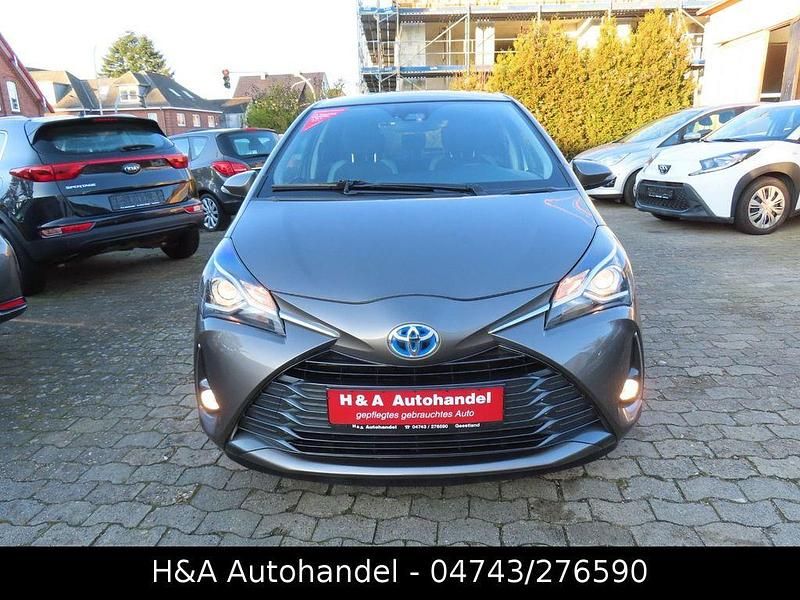 Grau Gebraucht 2019 Toyota Yaris Hybrid Club Limousine | 15.499 € (Fairer Preis) - Bild 1/4