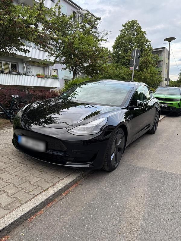 Schwarz Gebraucht 2021 Tesla Model 3 Standard Range Plus Limousine | 26.250 € (Fairer Preis) - Bild 1/4