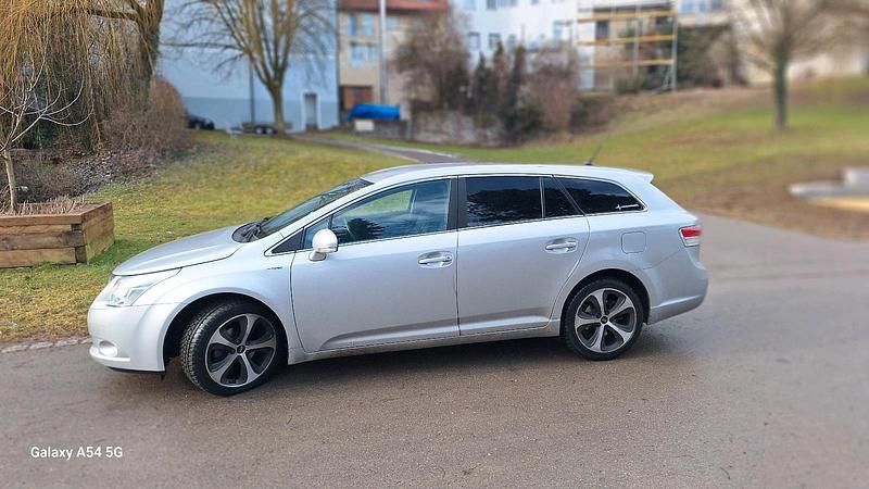 Gebraucht Toyota Avensis 130 PS (95 kW) 2010 Silber Kombi