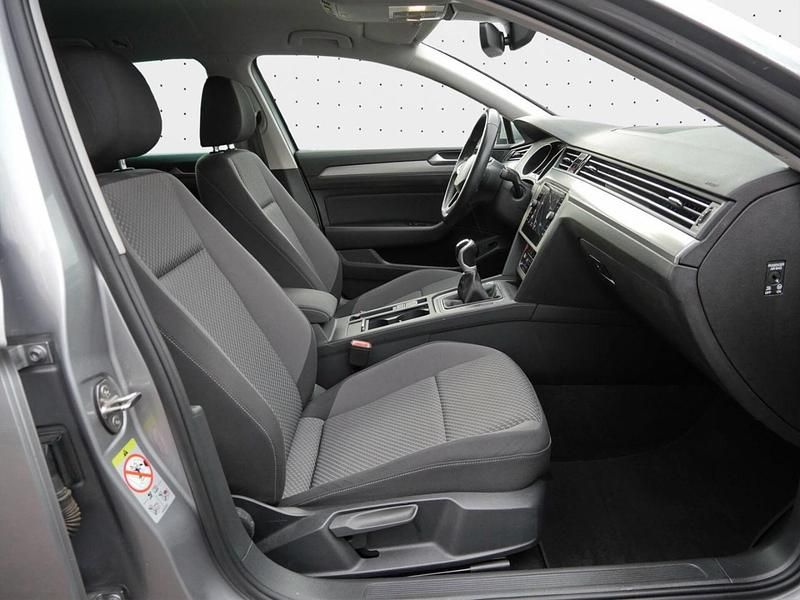 Gebraucht VW Passat Basis 150 PS (110 kW) 2021 Pyritsilber metallic Kombi