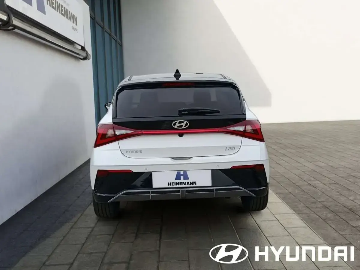 Gebraucht Hyundai i20 Prime 101 PS (74 kW) 2025 Atlas white / phantom black Kleinwagen