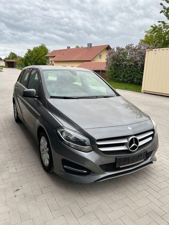 Gebraucht Mercedes B180 109 PS (80 kW) 2015 Grau Van / Kleinbus