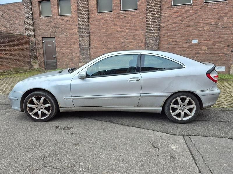 Gebraucht Mercedes C180 129 PS (94 kW) 2001 Silber Coupé