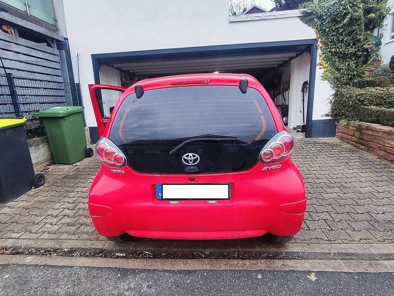 Gebraucht Toyota Aygo 68 PS (50 kW) 2014 Rot Kleinwagen