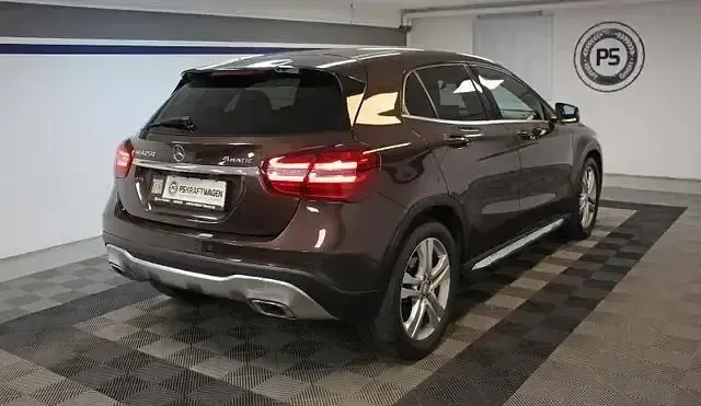 Gebraucht Mercedes GLA250 211 PS (155 kW) 2017 Braun SUV