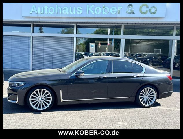Grau Gebraucht 2020 BMW 730 Sport Line Limousine | 44.980 € (Fairer Preis) - Bild 1/4