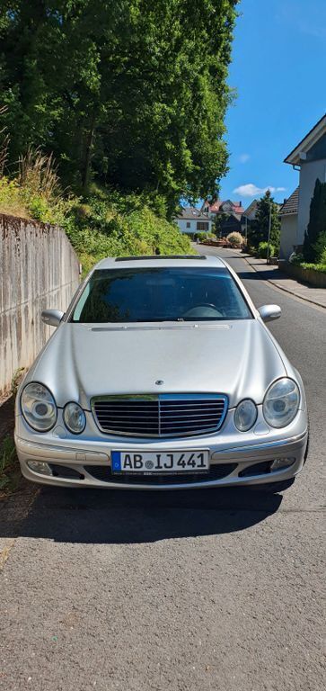 Silber Gebraucht 2003 Mercedes E220 Elegance Limousine | 1.900 € (Guter Preis) - Bild 1/4