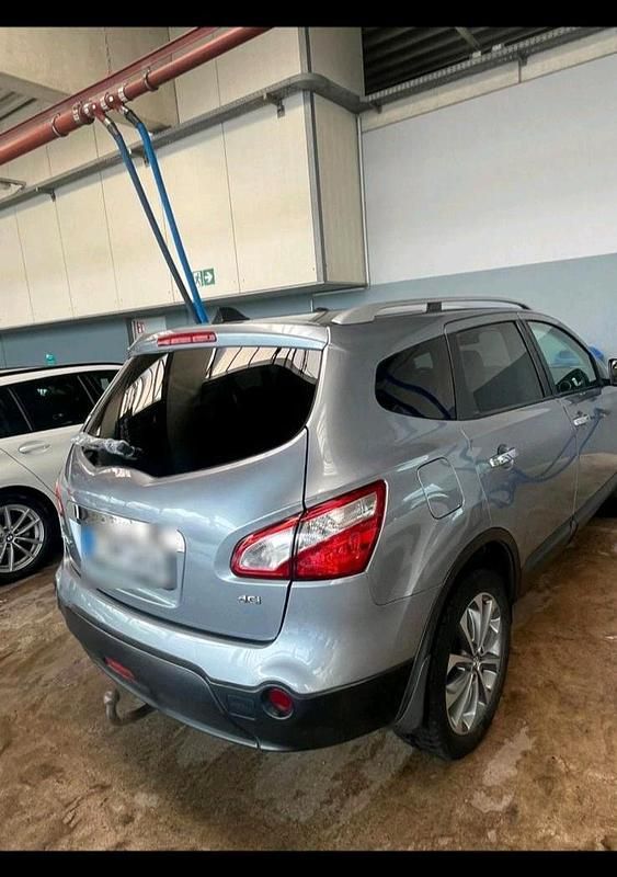 Grau Gebraucht 2011 Nissan Qashqai SUV | 6.500 € (Etwas zu teuer) - Bild 1/4