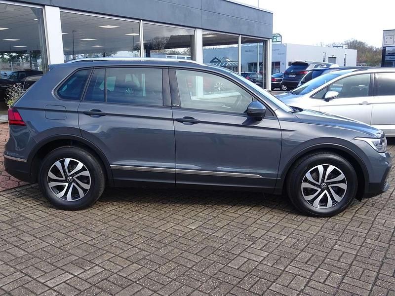 Gebraucht VW Tiguan Active 150 PS (110 kW) 2022 Delfingraumetallic SUV