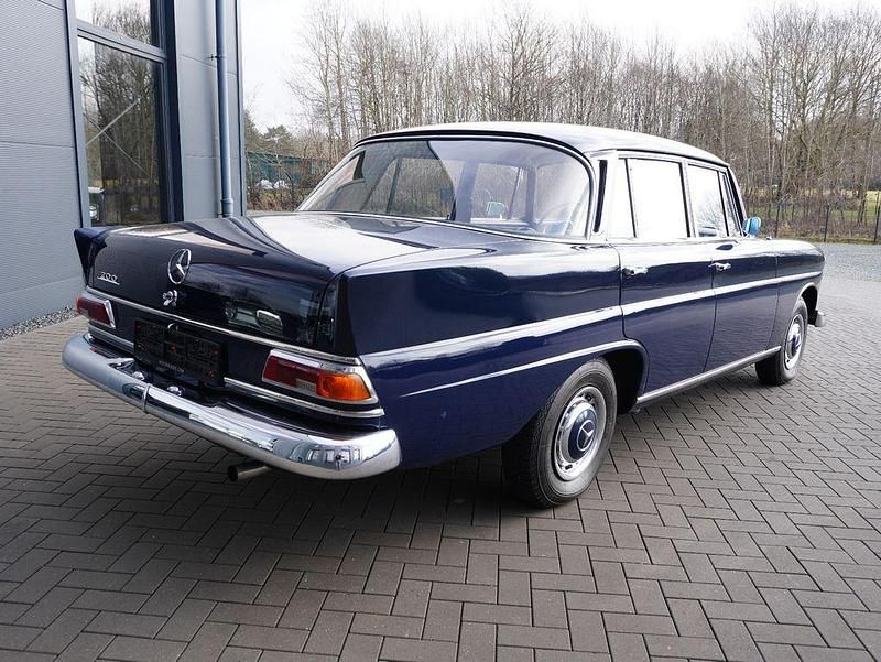 Gebraucht Mercedes 200 94 PS (69 kW) 1967 Dunkelblau Limousine