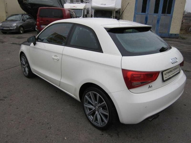 Gebraucht Audi A1 Ambition 122 PS (89 kW) 2010 Alpakabeige (metallic) Limousine