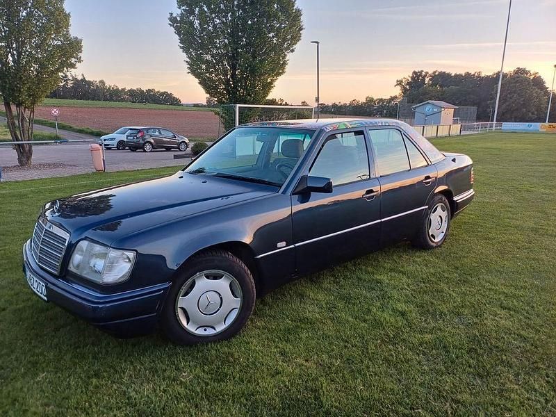Gebraucht Mercedes 200 136 PS (100 kW) 1995 Blau Limousine