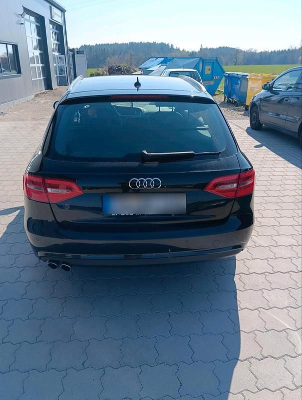 Gebraucht Audi A4 136 PS (100 kW) 2014 Schwarz Kombi