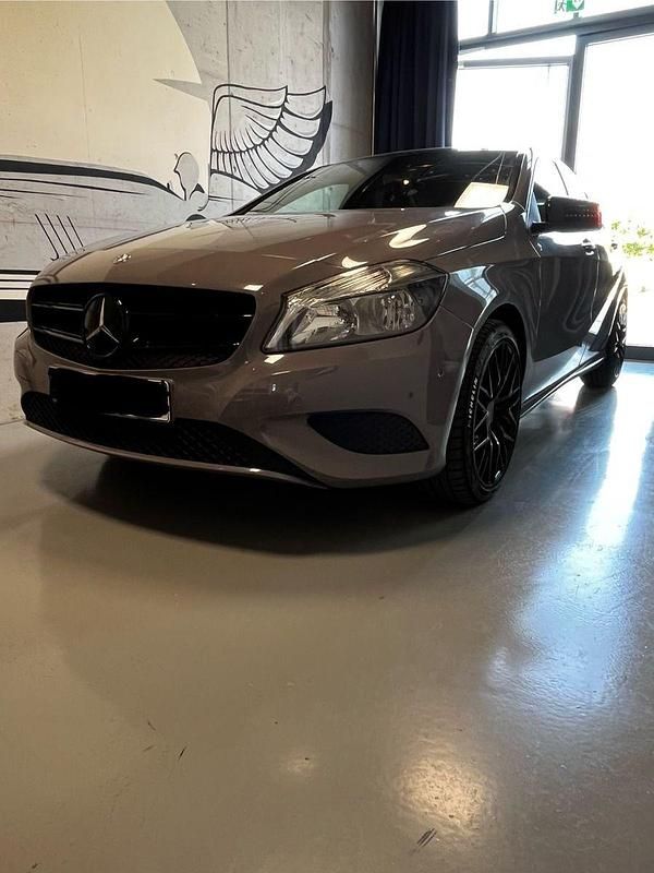 Gebraucht Mercedes A180 122 PS (89 kW) 2014 Grau Limousine