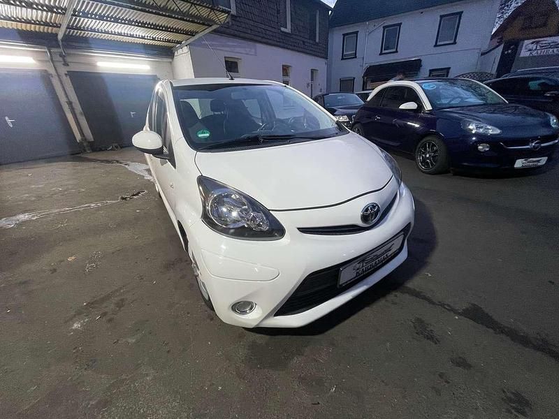 Cool white Gebraucht 2013 Toyota Aygo Kleinwagen | 6.400 € (Etwas zu teuer) - Bild 1/4