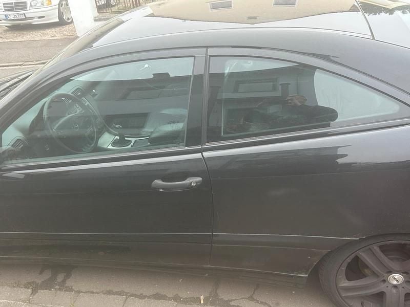 Schwarz Gebraucht 2002 Mercedes C180 Coupé | 550 € (Superpreis) - Bild 1/4