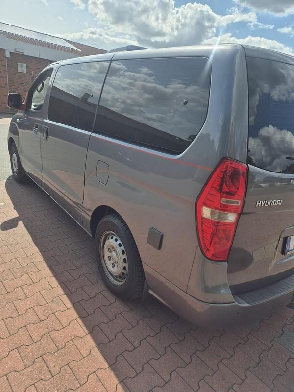 Grau Gebraucht 2011 Hyundai H-1 Van / Kleinbus | 8.000 € (Superpreis) - Bild 1/4