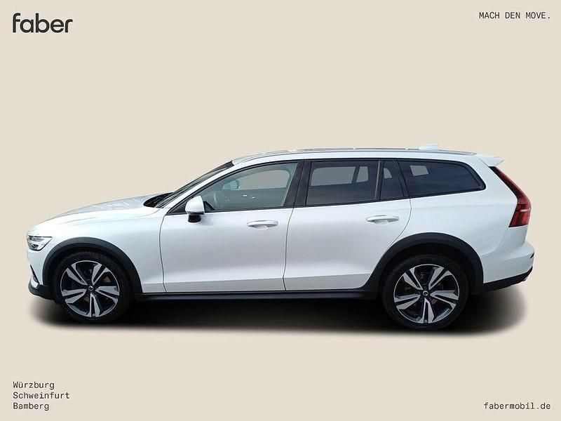 Weiß Gebraucht 2020 Volvo V60 CC Pro Kombi | 25.900 € (Guter Preis) - Bild 1/4