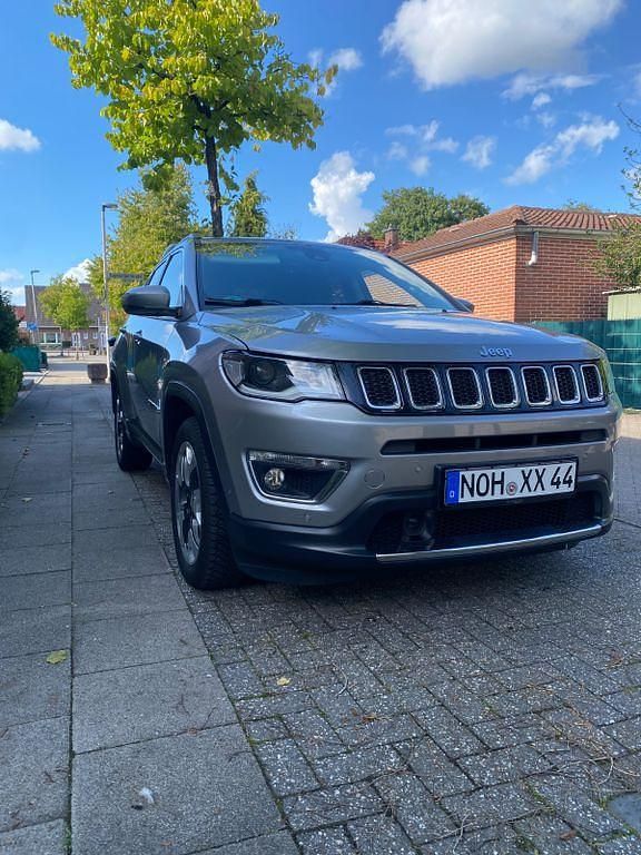 Grau Gebraucht 2017 Jeep Compass Limited SUV | 14.700 € (Fairer Preis) - Bild 1/4