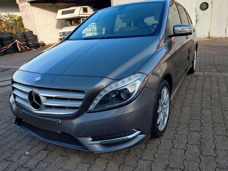 Grau Gebraucht 2014 Mercedes B250 Van / Kleinbus | 16.750 € - Bild 1/4