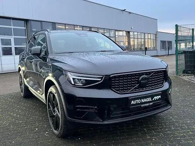 Neu Volvo XC40 Plus 163 PS (119 kW) 2025 Schwarz SUV