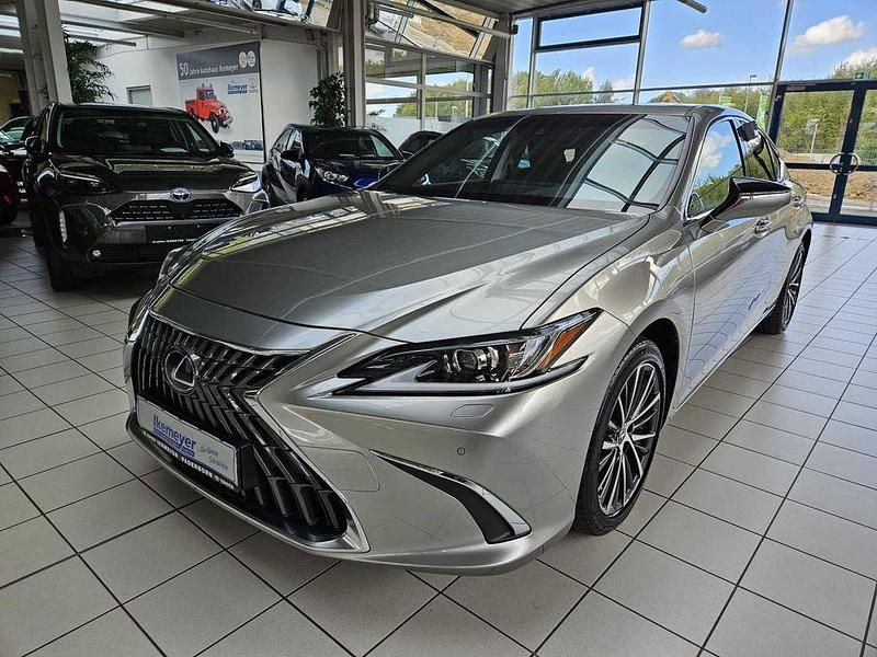 Titaniumsilber metallic Gebraucht 2024 Lexus ES300H Business Edition Limousine | 41.990 € (Guter Preis) - Bild 1/4
