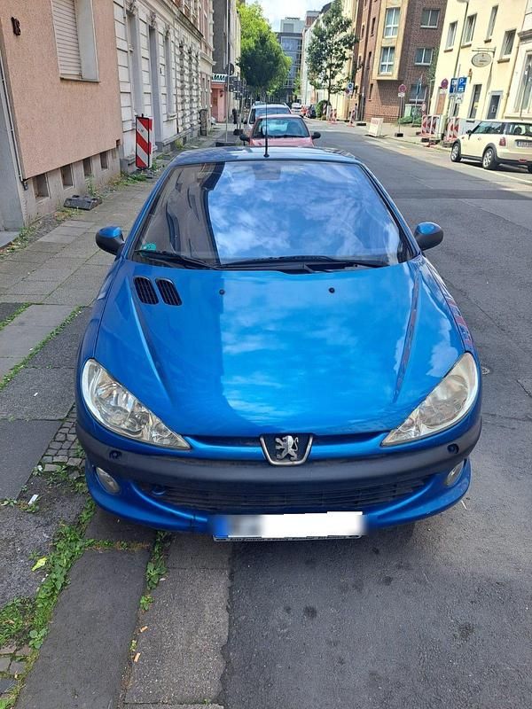 Blau Gebraucht 2003 Peugeot 206 CC S16 Cabrio | 2.500 € (Etwas zu teuer) - Bild 1/4