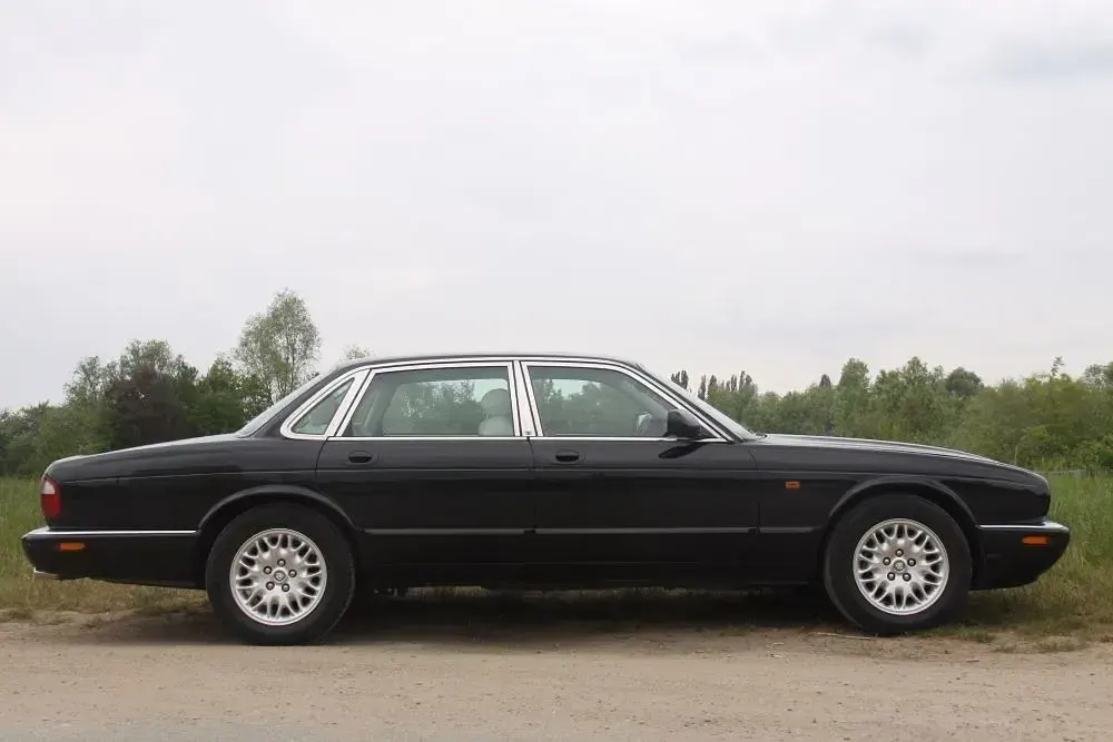 Używany Jaguar XJ Executive 237 KM (174 kW) 2001 Czarny Sedan/Limuzyna