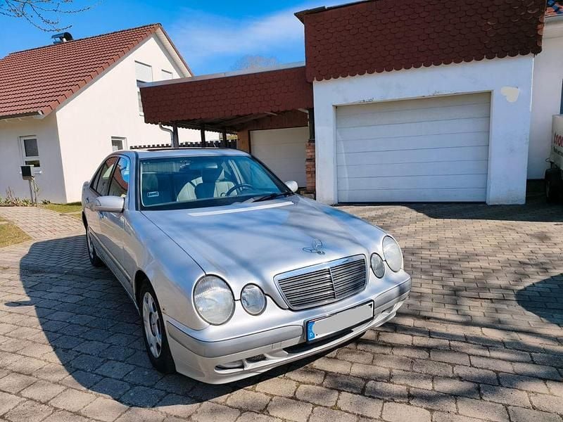 Gebraucht Mercedes E220 143 PS (105 kW) 2001 Silber Limousine