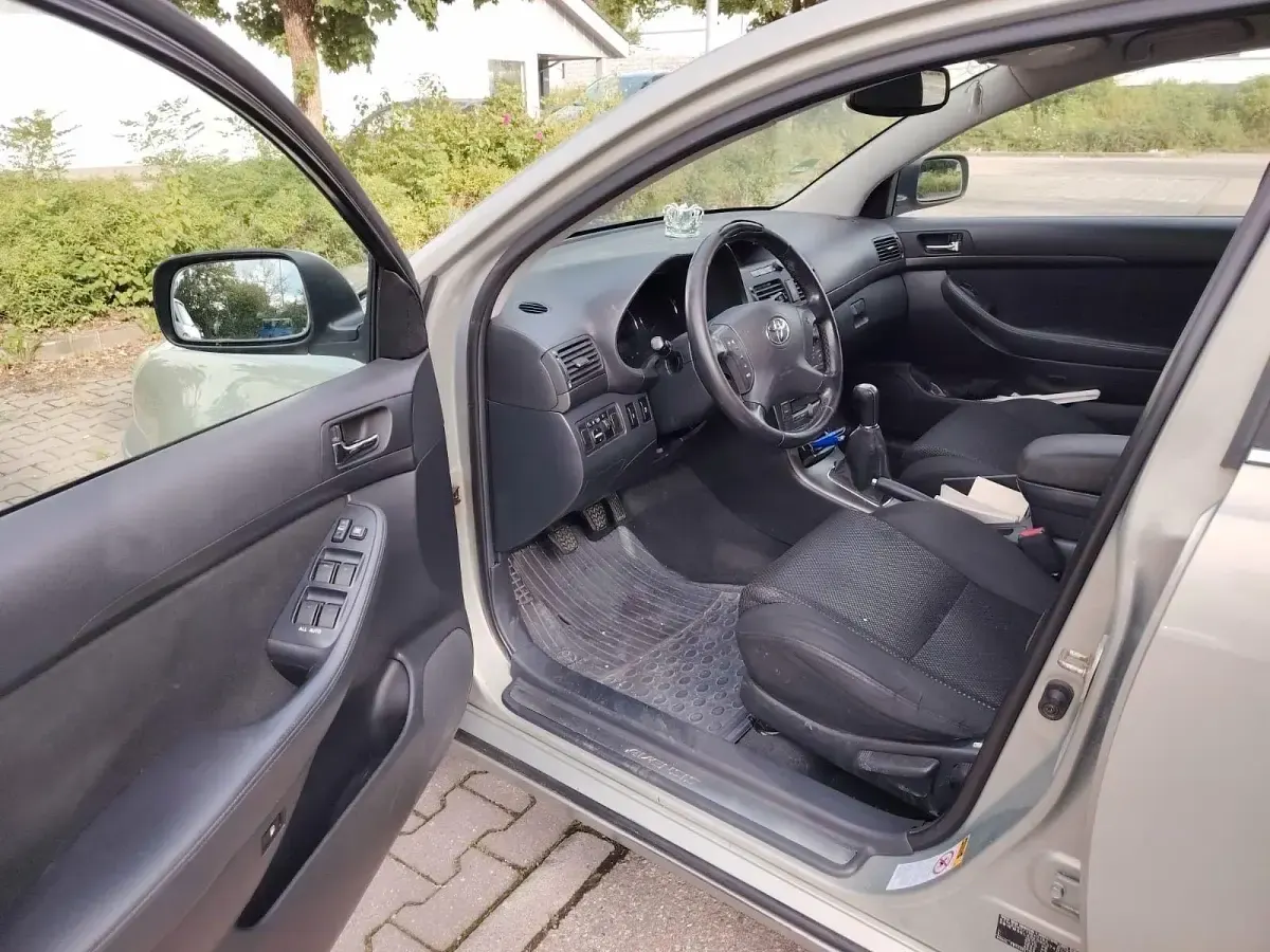 Gebraucht Toyota Avensis 116 PS (85 kW) 2005 Silber Kombi