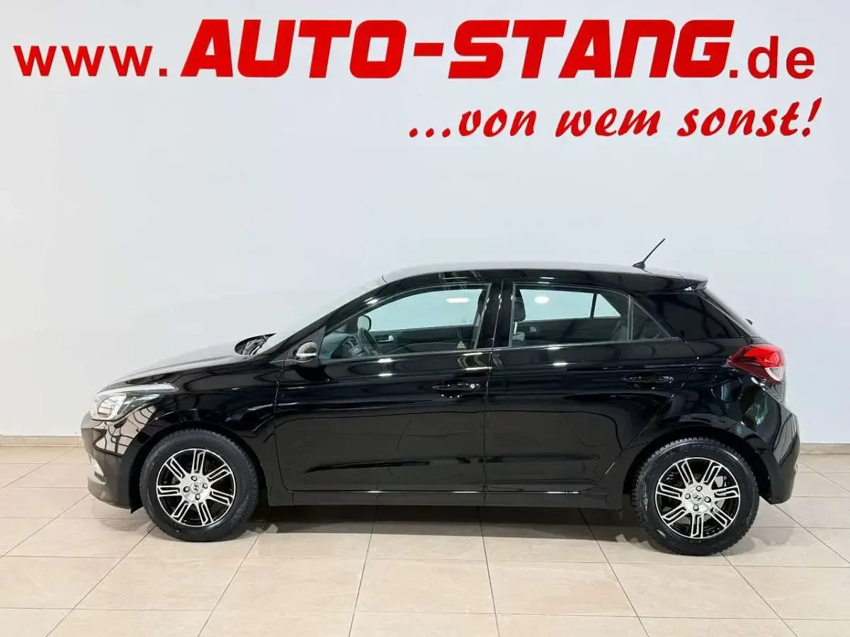 Gebraucht Hyundai i20 Classic 75 PS (55 kW) 2015 Phantom black Kleinwagen