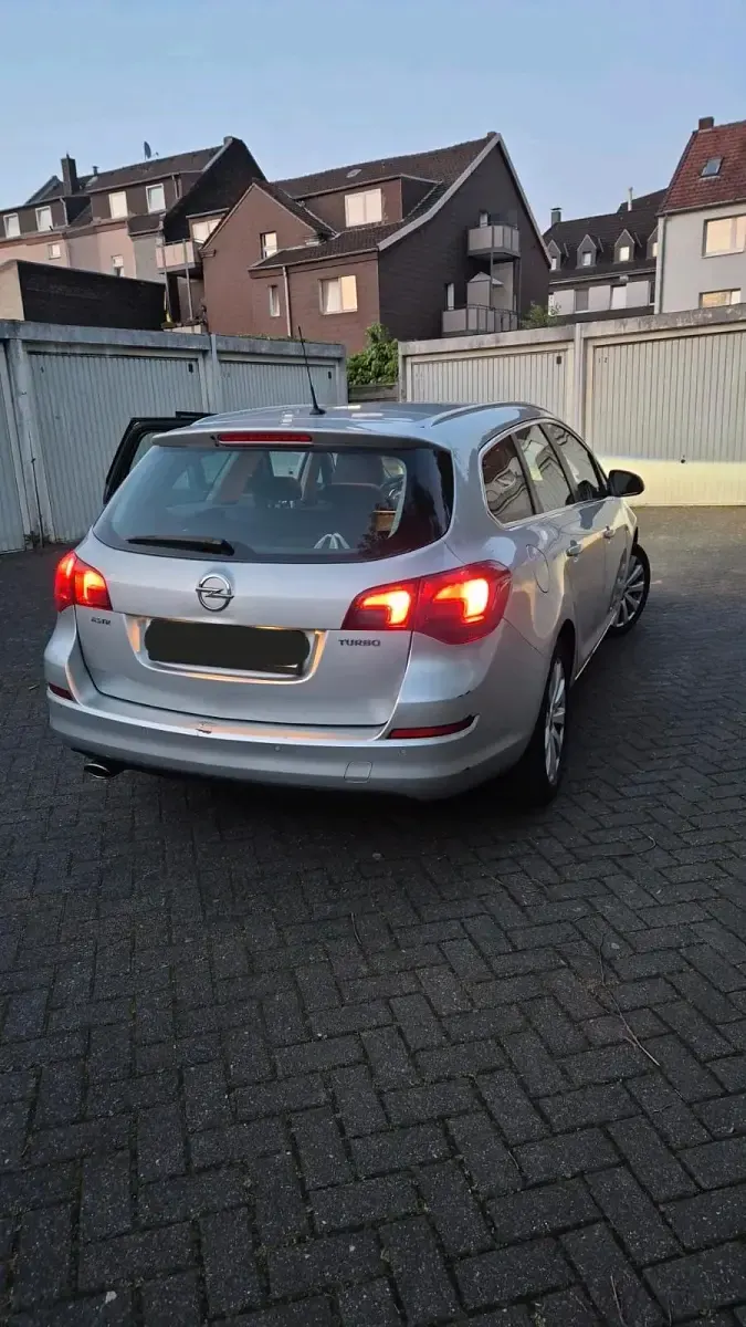 Gebraucht Opel Astra 140 PS (102 kW) 2011 Silber Kombi