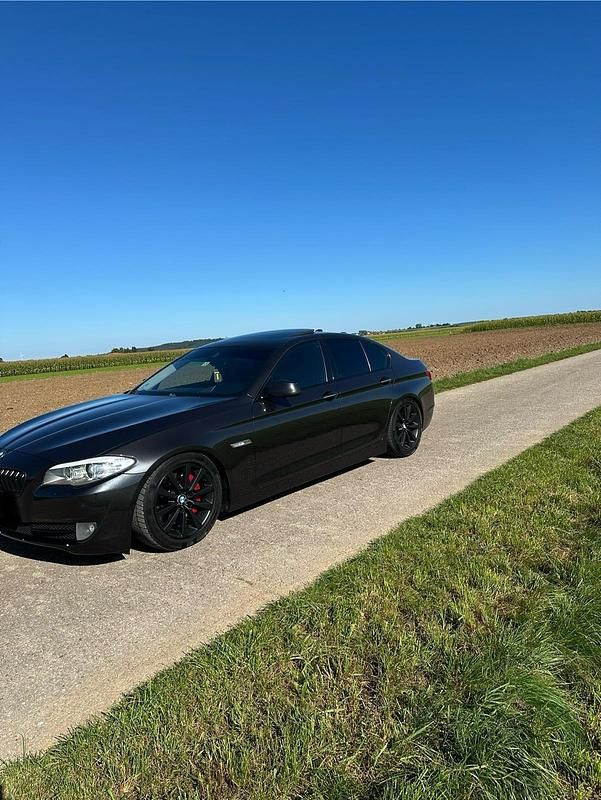 Grau Gebraucht 2013 BMW 530 Comfort Edition Limousine | 16.500 € (Fairer Preis) - Bild 1/4