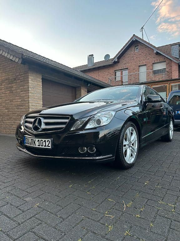 Schwarz Gebraucht 2011 Mercedes E200 Coupé | 14.700 € (Fairer Preis) - Bild 1/4