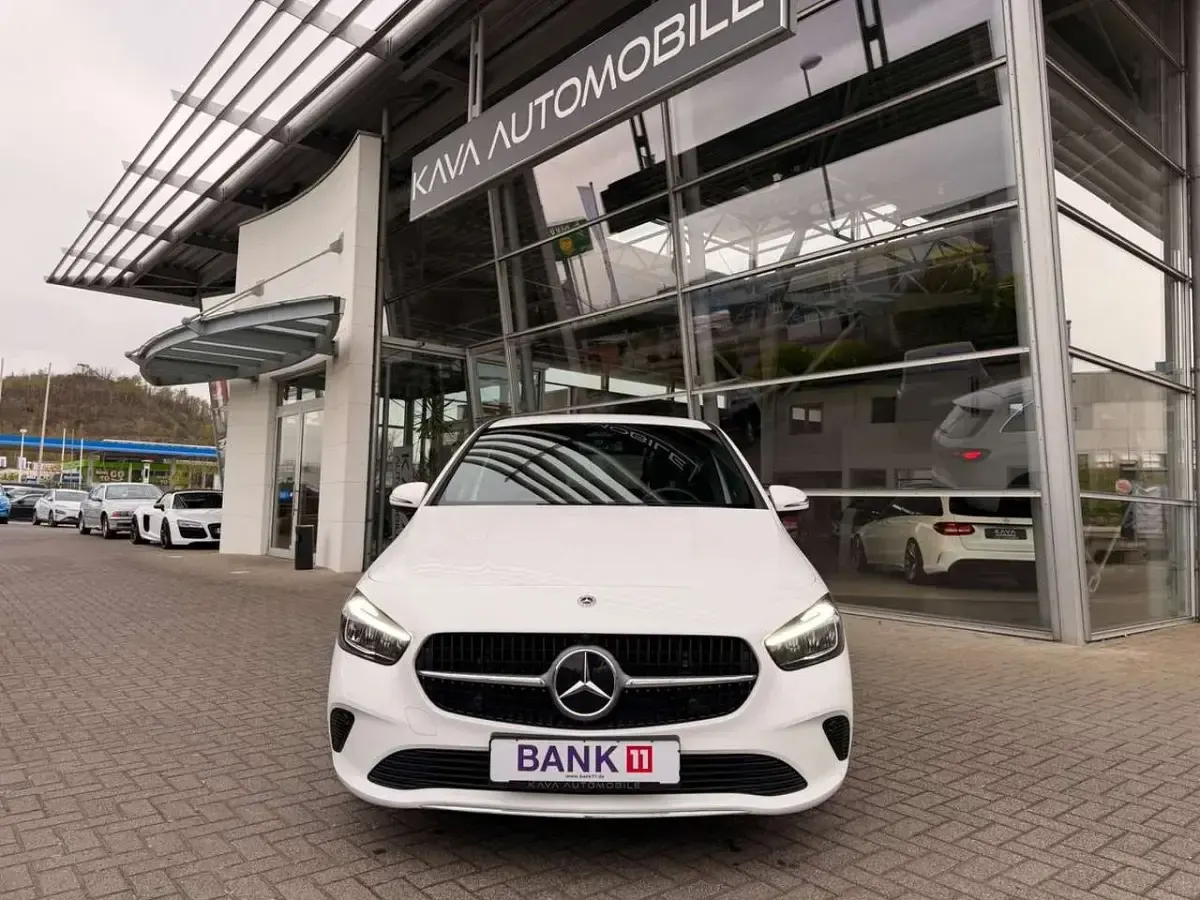 Gebraucht Mercedes B200 163 PS (119 kW) 2024 Weiß Kleinwagen