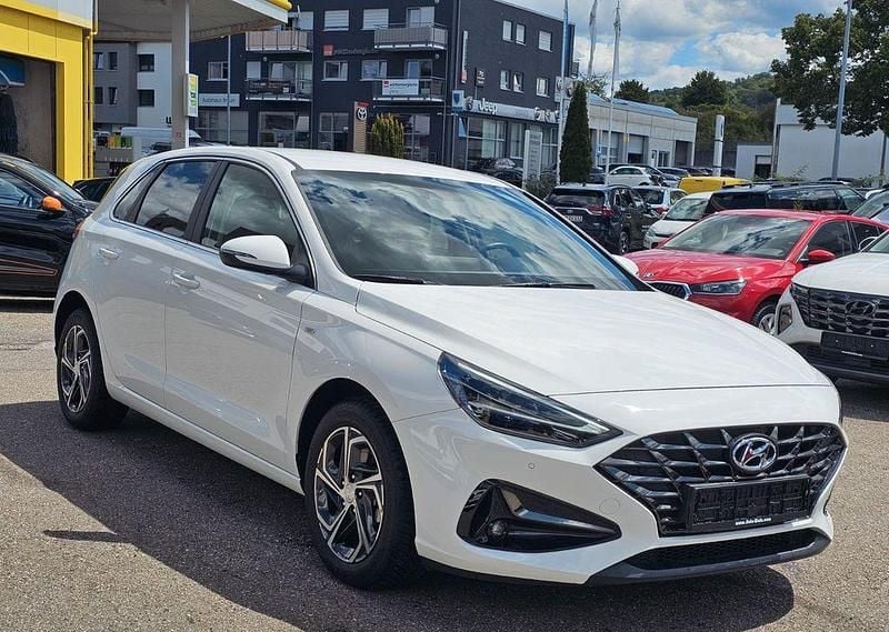 Weiß Gebraucht 2024 Hyundai i30 Limousine | 21.600 € (Guter Preis) - Bild 1/4