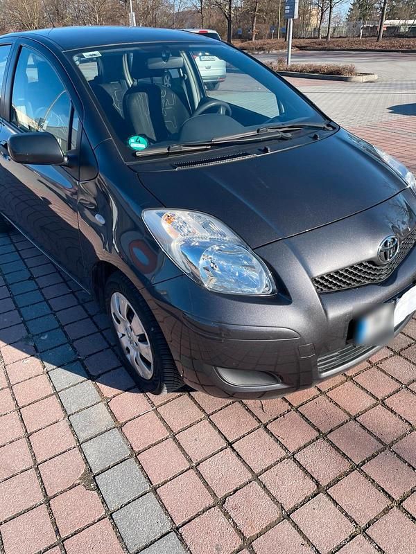 Gebraucht Toyota Yaris 69 PS (50 kW) 2011 Grau Kleinwagen