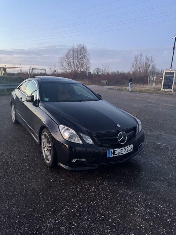 Gebraucht Mercedes E350 AMG 231 PS (169 kW) 2011 Schwarz Coupé