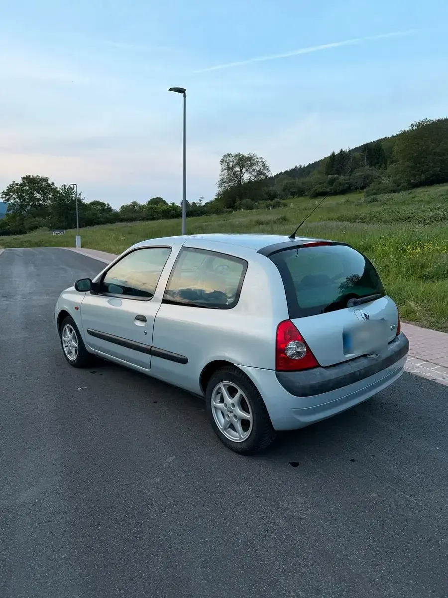 Gebraucht Renault Clio II 75 PS (55 kW) 2001 Silber Kleinwagen