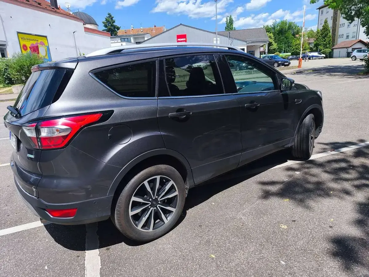 Gebraucht Ford Kuga Titanium 150 PS (110 kW) 2017 Grau SUV