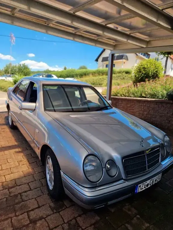 Gebraucht Mercedes E240 Elegance 170 PS (125 kW) 1998 Silber Limousine