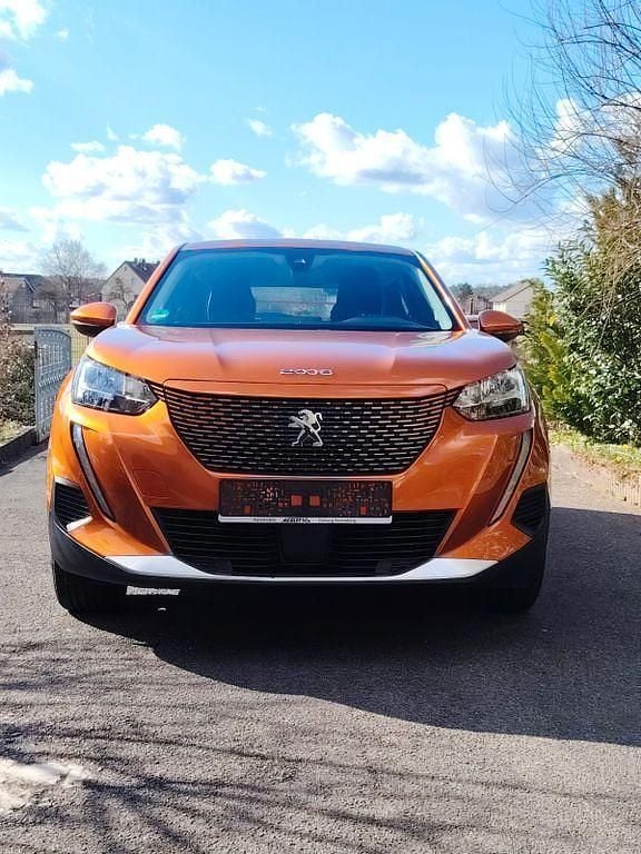 Gebraucht Peugeot e-2008 Active 100 kW (136 PS) 2022 Orange SUV