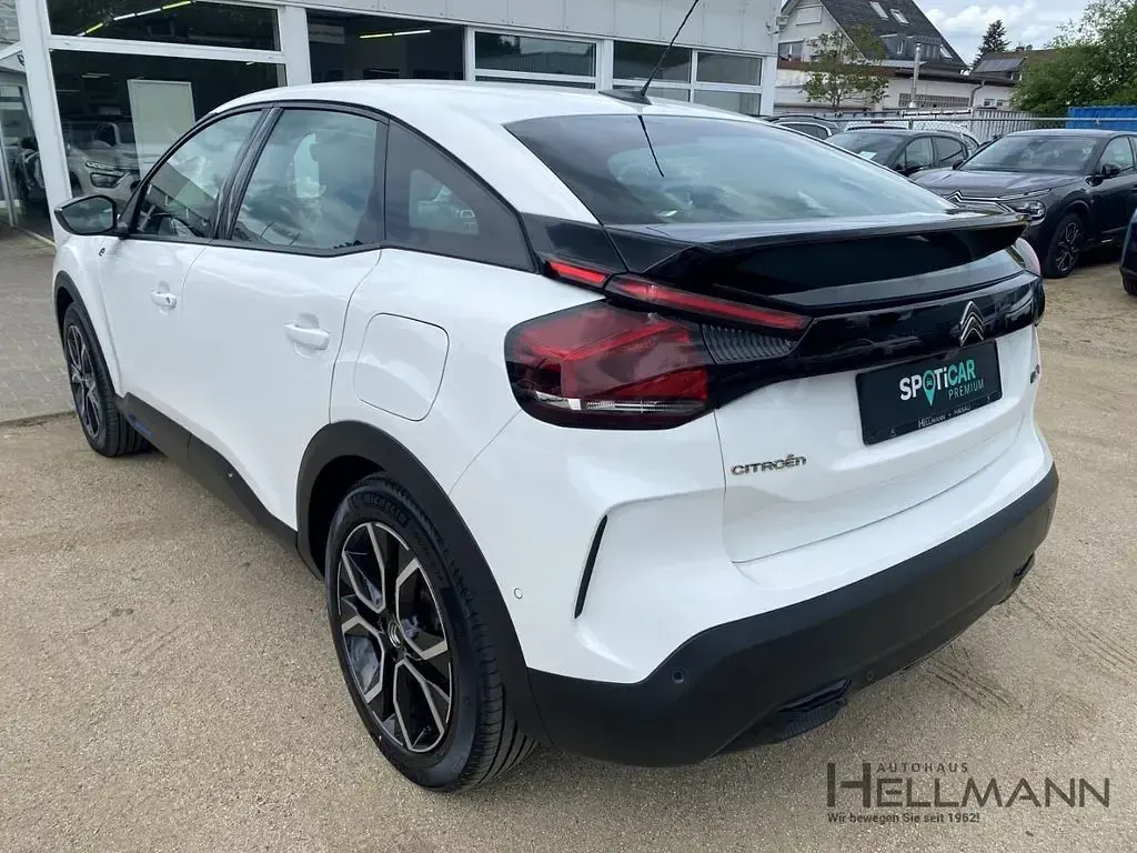 Używany Citroën e-C4 Feel 100 kW (136 KM) 2022 Biały Sedan/Limuzyna