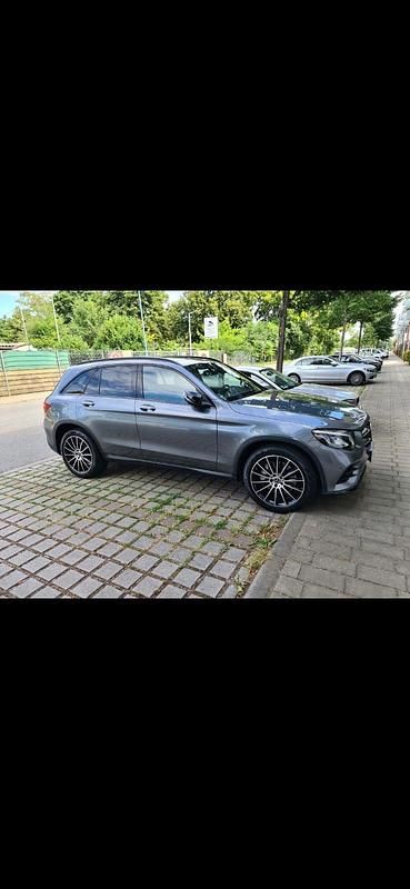 Andere farben Gebraucht 2018 Mercedes GLC300 SUV | 41.900 € - Bild 1/4